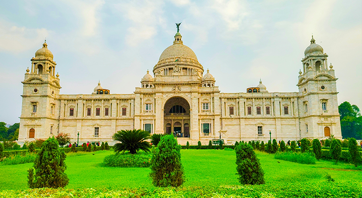 Victoria Memorial gardens on a sunny day during a staycation in Kolkata