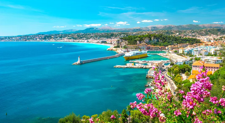Best time to visit Nice—Promenade des Anglais with Baie des Anges on a sunny day