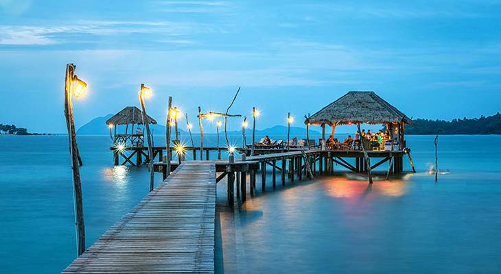 Relaxing beach vacations 2025—empty shoreline with calm turquoise water and soft waves