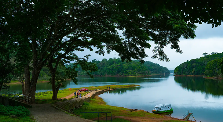 Thekkady Periyar Lake—wildlife and spice plantations