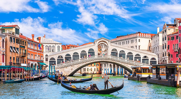 tourist female italy guide 2025 hero image showing a solo woman traveler in Rome